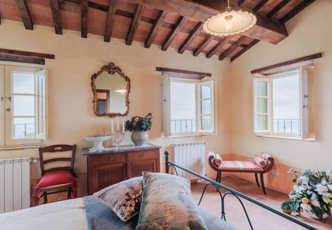 Villa em Lucca - Tuscan Fizz, a traditional Stone Farmhouse with Private Pool and Amazing View among the Vineyards in Lucca Villa em Lucca - Tuscan Fizz, a traditional Stone Farmhouse with Private Pool and Amazing View among the Vineyards in Lucca