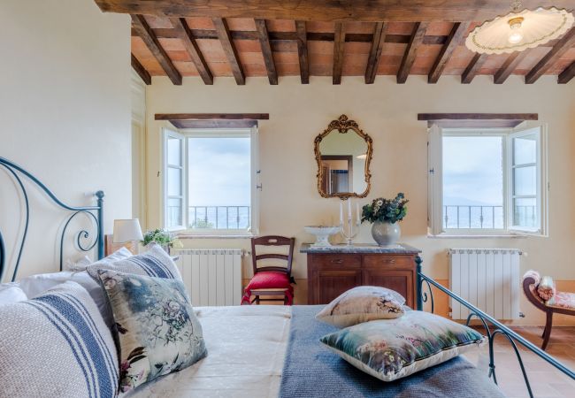 Villa em Lucca - Tuscan Fizz, a traditional Stone Farmhouse with Private Pool and Amazing View among the Vineyards in Lucca Villa em Lucca - Tuscan Fizz, a traditional Stone Farmhouse with Private Pool and Amazing View among the Vineyards in Lucca