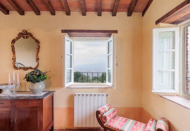 Villa em Lucca - Tuscan Fizz, a traditional Stone Farmhouse with Private Pool and Amazing View among the Vineyards in Lucca Villa em Lucca - Tuscan Fizz, a traditional Stone Farmhouse with Private Pool and Amazing View among the Vineyards in Lucca