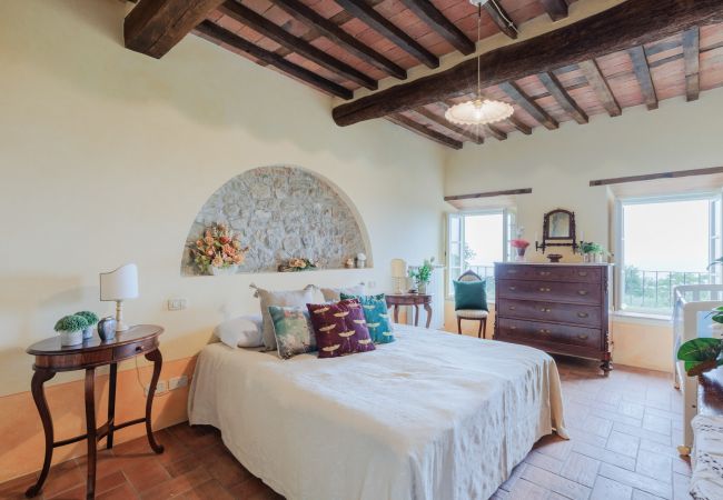 Villa em Lucca - Tuscan Fizz, a traditional Stone Farmhouse with Private Pool and Amazing View among the Vineyards in Lucca Villa em Lucca - Tuscan Fizz, a traditional Stone Farmhouse with Private Pool and Amazing View among the Vineyards in Lucca
