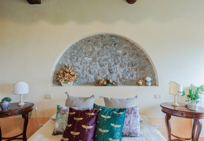 Villa em Lucca - Tuscan Fizz, a traditional Stone Farmhouse with Private Pool and Amazing View among the Vineyards in Lucca Villa em Lucca - Tuscan Fizz, a traditional Stone Farmhouse with Private Pool and Amazing View among the Vineyards in Lucca