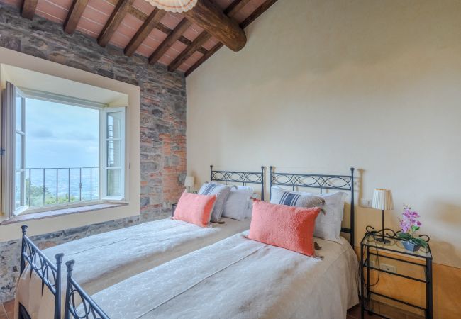 Villa em Lucca - Tuscan Fizz, a traditional Stone Farmhouse with Private Pool and Amazing View among the Vineyards in Lucca Villa em Lucca - Tuscan Fizz, a traditional Stone Farmhouse with Private Pool and Amazing View among the Vineyards in Lucca