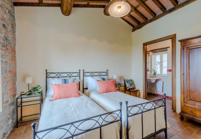 Villa em Lucca - Tuscan Fizz, a traditional Stone Farmhouse with Private Pool and Amazing View among the Vineyards in Lucca Villa em Lucca - Tuscan Fizz, a traditional Stone Farmhouse with Private Pool and Amazing View among the Vineyards in Lucca