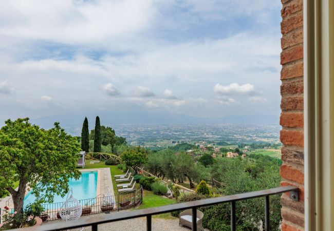 Villa em Lucca - Tuscan Fizz, a traditional Stone Farmhouse with Private Pool and Amazing View among the Vineyards in Lucca Villa em Lucca - Tuscan Fizz, a traditional Stone Farmhouse with Private Pool and Amazing View among the Vineyards in Lucca