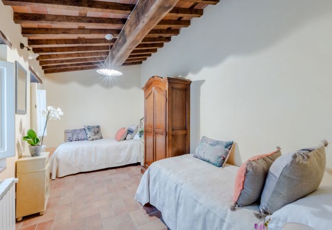 Villa em Lucca - Tuscan Fizz, a traditional Stone Farmhouse with Private Pool and Amazing View among the Vineyards in Lucca Villa em Lucca - Tuscan Fizz, a traditional Stone Farmhouse with Private Pool and Amazing View among the Vineyards in Lucca