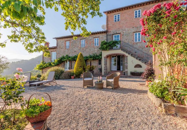 Villa em Lucca - Tuscan Fizz, a traditional Stone Farmhouse with Private Pool and Amazing View among the Vineyards in Lucca Villa em Lucca - Tuscan Fizz, a traditional Stone Farmhouse with Private Pool and Amazing View among the Vineyards in Lucca