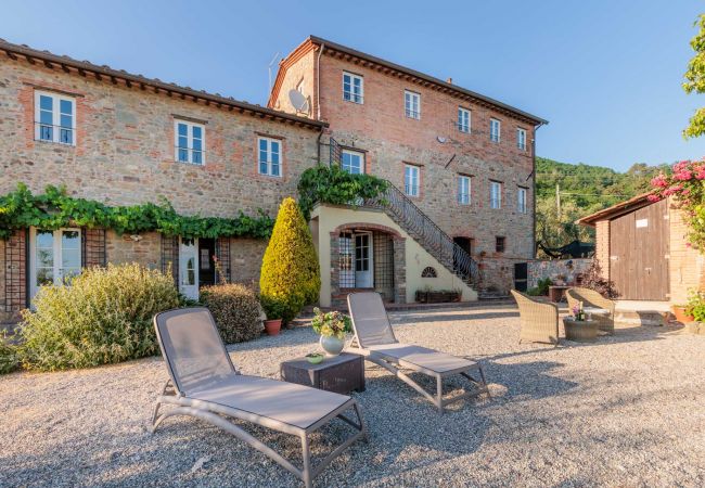 Villa em Lucca - Tuscan Fizz, a traditional Stone Farmhouse with Private Pool and Amazing View among the Vineyards in Lucca Villa em Lucca - Tuscan Fizz, a traditional Stone Farmhouse with Private Pool and Amazing View among the Vineyards in Lucca