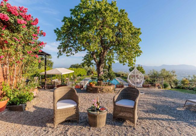 Villa em Lucca - Tuscan Fizz, a traditional Stone Farmhouse with Private Pool and Amazing View among the Vineyards in Lucca Villa em Lucca - Tuscan Fizz, a traditional Stone Farmhouse with Private Pool and Amazing View among the Vineyards in Lucca