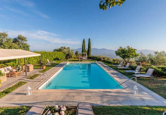 Villa em Lucca - Tuscan Fizz, a traditional Stone Farmhouse with Private Pool and Amazing View among the Vineyards in Lucca Villa em Lucca - Tuscan Fizz, a traditional Stone Farmhouse with Private Pool and Amazing View among the Vineyards in Lucca