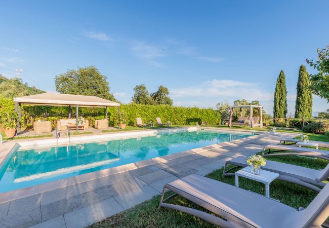 Villa em Lucca - Tuscan Fizz, a traditional Stone Farmhouse with Private Pool and Amazing View among the Vineyards in Lucca Villa em Lucca - Tuscan Fizz, a traditional Stone Farmhouse with Private Pool and Amazing View among the Vineyards in Lucca