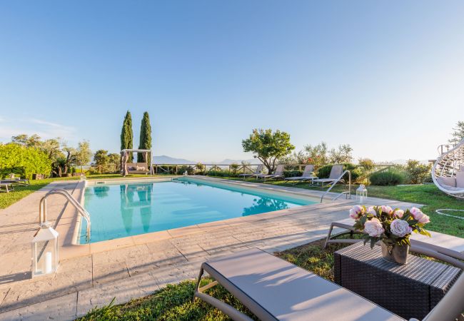 Villa em Lucca - Tuscan Fizz, a traditional Stone Farmhouse with Private Pool and Amazing View among the Vineyards in Lucca Villa em Lucca - Tuscan Fizz, a traditional Stone Farmhouse with Private Pool and Amazing View among the Vineyards in Lucca