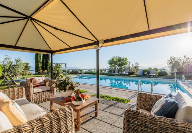 Villa em Lucca - Tuscan Fizz, a traditional Stone Farmhouse with Private Pool and Amazing View among the Vineyards in Lucca Villa em Lucca - Tuscan Fizz, a traditional Stone Farmhouse with Private Pool and Amazing View among the Vineyards in Lucca