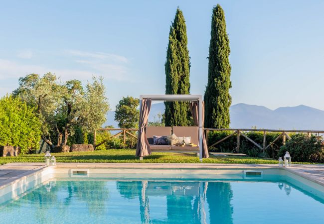 Villa em Lucca - Tuscan Fizz, a traditional Stone Farmhouse with Private Pool and Amazing View among the Vineyards in Lucca Villa em Lucca - Tuscan Fizz, a traditional Stone Farmhouse with Private Pool and Amazing View among the Vineyards in Lucca