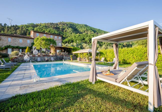 Villa em Lucca - Tuscan Fizz, a traditional Stone Farmhouse with Private Pool and Amazing View among the Vineyards in Lucca Villa em Lucca - Tuscan Fizz, a traditional Stone Farmhouse with Private Pool and Amazing View among the Vineyards in Lucca