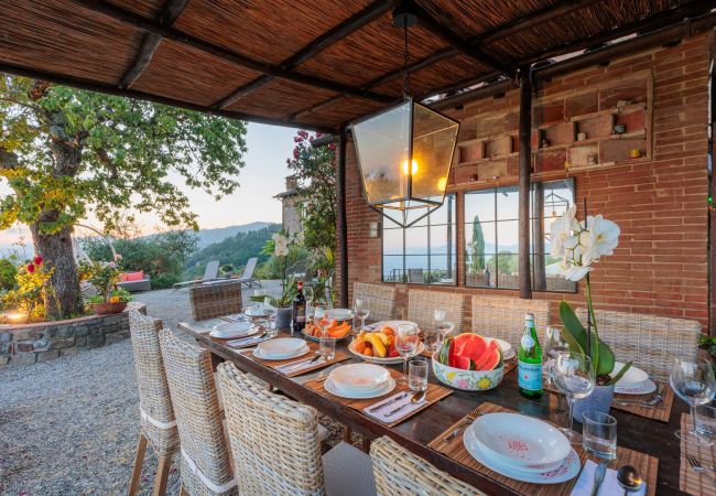 Villa em Lucca - Tuscan Fizz, a traditional Stone Farmhouse with Private Pool and Amazing View among the Vineyards in Lucca Villa em Lucca - Tuscan Fizz, a traditional Stone Farmhouse with Private Pool and Amazing View among the Vineyards in Lucca