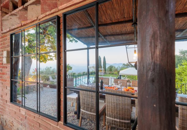 Villa em Lucca - Tuscan Fizz, a traditional Stone Farmhouse with Private Pool and Amazing View among the Vineyards in Lucca Villa em Lucca - Tuscan Fizz, a traditional Stone Farmhouse with Private Pool and Amazing View among the Vineyards in Lucca