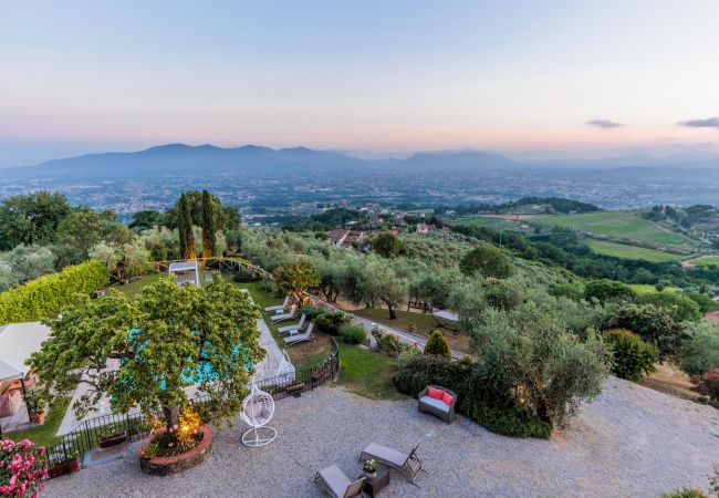 Villa em Lucca - Tuscan Fizz, a traditional Stone Farmhouse with Private Pool and Amazing View among the Vineyards in Lucca Villa em Lucca - Tuscan Fizz, a traditional Stone Farmhouse with Private Pool and Amazing View among the Vineyards in Lucca