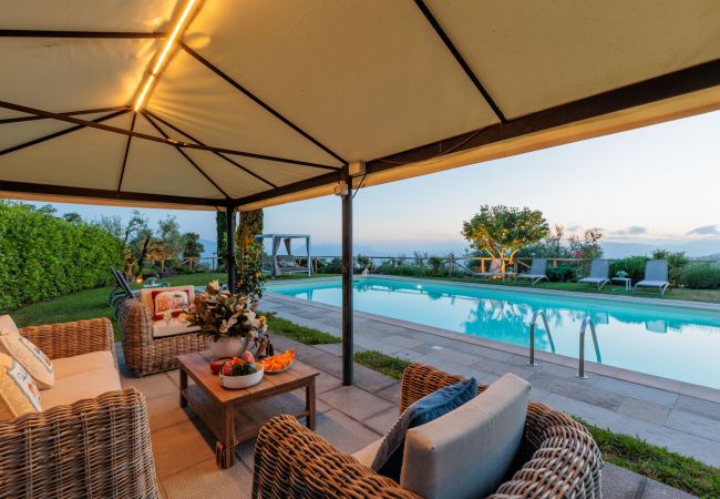 Villa em Lucca - Tuscan Fizz, a traditional Stone Farmhouse with Private Pool and Amazing View among the Vineyards in Lucca Villa em Lucca - Tuscan Fizz, a traditional Stone Farmhouse with Private Pool and Amazing View among the Vineyards in Lucca