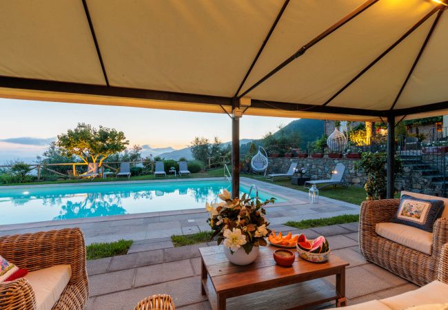 Villa em Lucca - Tuscan Fizz, a traditional Stone Farmhouse with Private Pool and Amazing View among the Vineyards in Lucca Villa em Lucca - Tuscan Fizz, a traditional Stone Farmhouse with Private Pool and Amazing View among the Vineyards in Lucca