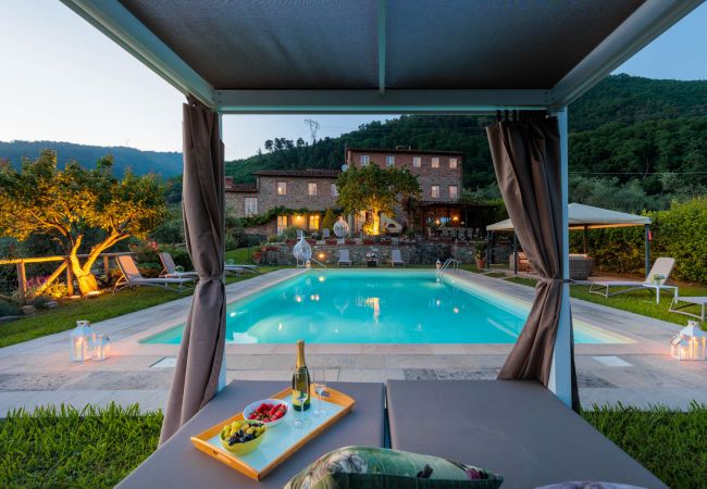 Villa em Lucca - Tuscan Fizz, a traditional Stone Farmhouse with Private Pool and Amazing View among the Vineyards in Lucca Villa em Lucca - Tuscan Fizz, a traditional Stone Farmhouse with Private Pool and Amazing View among the Vineyards in Lucca