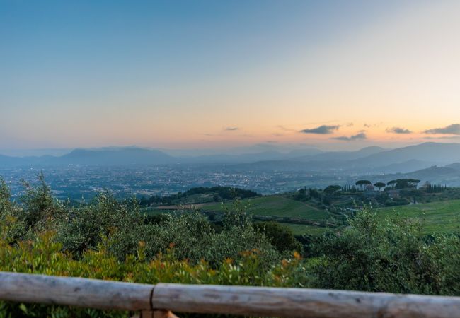 Villa em Lucca - Tuscan Fizz, a traditional Stone Farmhouse with Private Pool and Amazing View among the Vineyards in Lucca Villa em Lucca - Tuscan Fizz, a traditional Stone Farmhouse with Private Pool and Amazing View among the Vineyards in Lucca