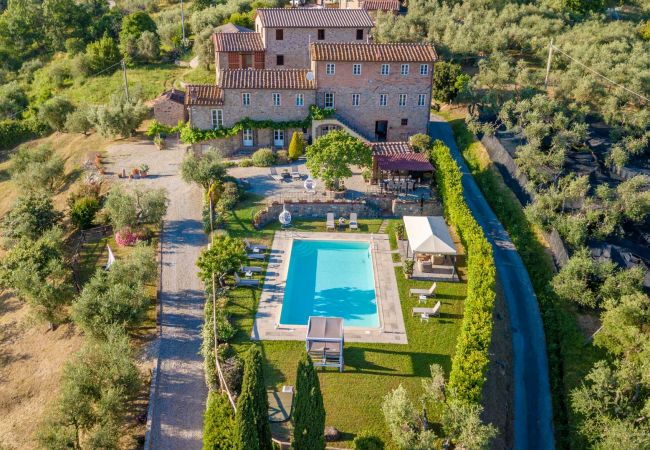 Villa em Lucca - Tuscan Fizz, a traditional Stone Farmhouse with Private Pool and Amazing View among the Vineyards in Lucca Villa em Lucca - Tuscan Fizz, a traditional Stone Farmhouse with Private Pool and Amazing View among the Vineyards in Lucca