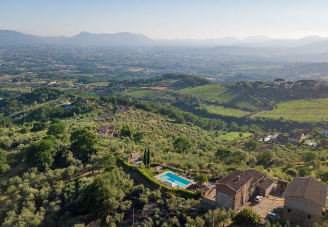 Villa em Lucca - Tuscan Fizz, a traditional Stone Farmhouse with Private Pool and Amazing View among the Vineyards in Lucca Villa em Lucca - Tuscan Fizz, a traditional Stone Farmhouse with Private Pool and Amazing View among the Vineyards in Lucca