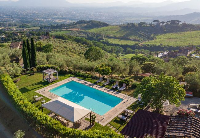 Villa em Lucca - Tuscan Fizz, a traditional Stone Farmhouse with Private Pool and Amazing View among the Vineyards in Lucca Villa em Lucca - Tuscan Fizz, a traditional Stone Farmhouse with Private Pool and Amazing View among the Vineyards in Lucca