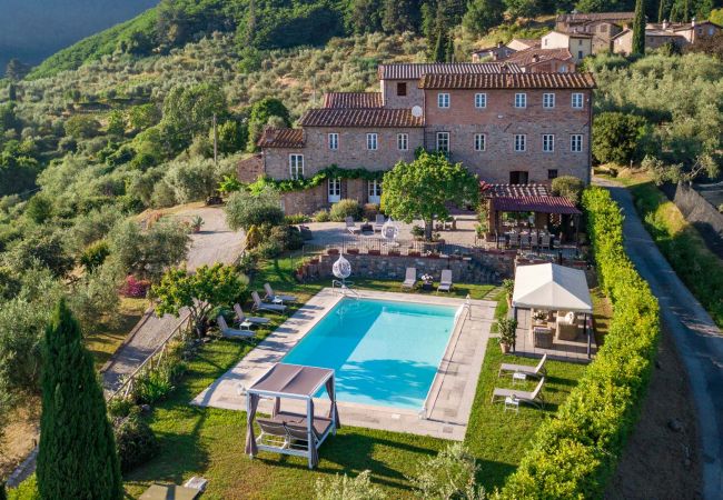 Villa em Lucca - Tuscan Fizz, a traditional Stone Farmhouse with Private Pool and Amazing View among the Vineyards in Lucca Villa em Lucca - Tuscan Fizz, a traditional Stone Farmhouse with Private Pool and Amazing View among the Vineyards in Lucca