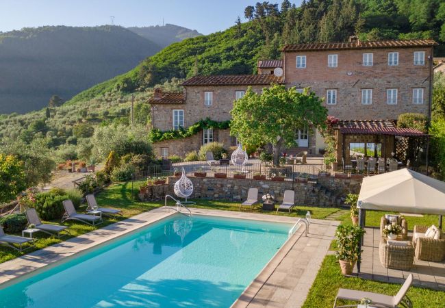 Villa em Lucca - Tuscan Fizz, a traditional Stone Farmhouse with Private Pool and Amazing View among the Vineyards in Lucca Villa em Lucca - Tuscan Fizz, a traditional Stone Farmhouse with Private Pool and Amazing View among the Vineyards in Lucca