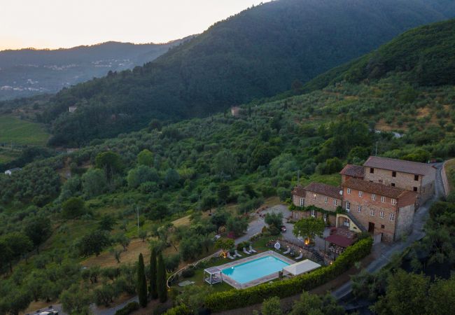 Villa em Lucca - Tuscan Fizz, a traditional Stone Farmhouse with Private Pool and Amazing View among the Vineyards in Lucca Villa em Lucca - Tuscan Fizz, a traditional Stone Farmhouse with Private Pool and Amazing View among the Vineyards in Lucca