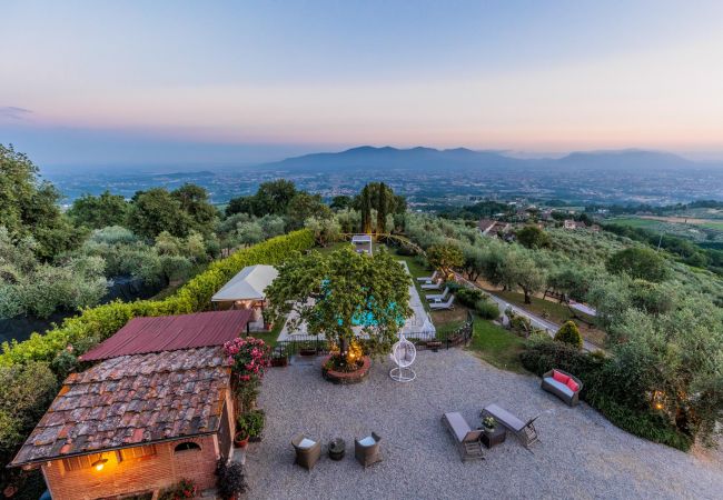 Villa em Lucca - Tuscan Fizz, a traditional Stone Farmhouse with Private Pool and Amazing View among the Vineyards in Lucca Villa em Lucca - Tuscan Fizz, a traditional Stone Farmhouse with Private Pool and Amazing View among the Vineyards in Lucca