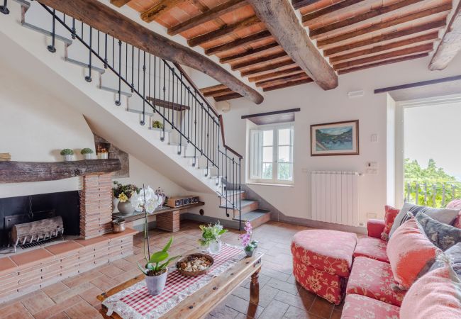 Villa em Lucca - Tuscan Fizz, a traditional Stone Farmhouse with Private Pool and Amazing View among the Vineyards in Lucca Villa em Lucca - Tuscan Fizz, a traditional Stone Farmhouse with Private Pool and Amazing View among the Vineyards in Lucca