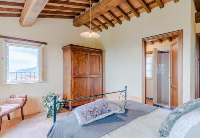 Villa em Lucca - Tuscan Fizz, a traditional Stone Farmhouse with Private Pool and Amazing View among the Vineyards in Lucca Villa em Lucca - Tuscan Fizz, a traditional Stone Farmhouse with Private Pool and Amazing View among the Vineyards in Lucca