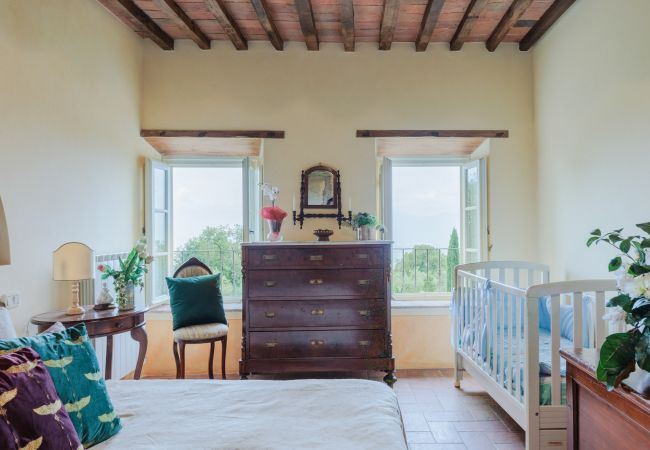 Villa em Lucca - Tuscan Fizz, a traditional Stone Farmhouse with Private Pool and Amazing View among the Vineyards in Lucca Villa em Lucca - Tuscan Fizz, a traditional Stone Farmhouse with Private Pool and Amazing View among the Vineyards in Lucca
