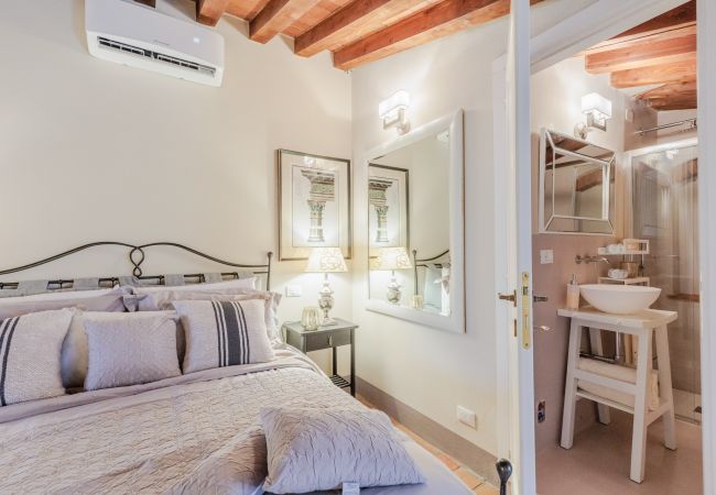 Apartamento em Lucca - Casa Lucky, Romantic Modern 3 bedrooms Penthouse inside the Walls of Lucca Apartamento em Lucca - Casa Lucky, Romantic Modern 3 bedrooms Penthouse inside the Walls of Lucca