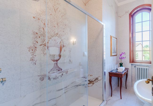 Villa em Monte San quirico - Villa Cesare, a Convenient 4 bedroom Villa with Pool close to Lucca Town Villa em Monte San quirico - Villa Cesare, a Convenient 4 bedroom Villa with Pool close to Lucca Town