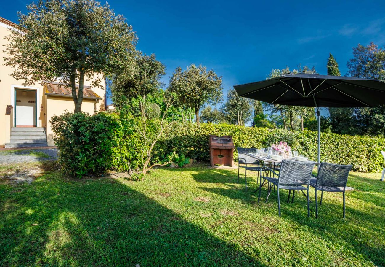 Apartamento em Monte San quirico - Pietro Farmhouse Apartment in Wine Resort in Lucca Apartamento em Monte San quirico - Pietro Farmhouse Apartment in Wine Resort in Lucca