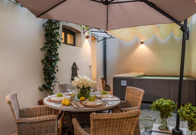 Apartamento em Lucca - A private outdoor, 2 Bedrooms and a Pool inside Lucca Apartamento em Lucca - A private outdoor, 2 Bedrooms and a Pool inside Lucca