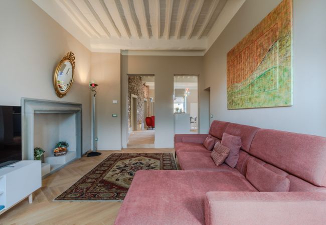Apartamento em Lucca - Casa Pino 2 bedrooms 2 bathrooms contemporary apartment facing Piazza Anfiteatro Apartamento em Lucca - Casa Pino 2 bedrooms 2 bathrooms contemporary apartment facing Piazza Anfiteatro