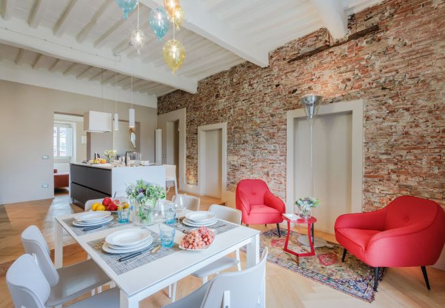 Apartamento em Lucca - Casa Pino 2 bedrooms 2 bathrooms contemporary apartment facing Piazza Anfiteatro Apartamento em Lucca - Casa Pino 2 bedrooms 2 bathrooms contemporary apartment facing Piazza Anfiteatro