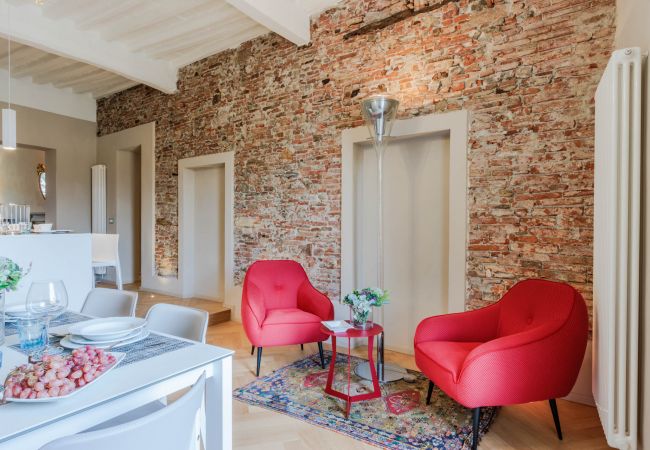 Apartamento em Lucca - Casa Pino 2 bedrooms 2 bathrooms contemporary apartment facing Piazza Anfiteatro Apartamento em Lucca - Casa Pino 2 bedrooms 2 bathrooms contemporary apartment facing Piazza Anfiteatro