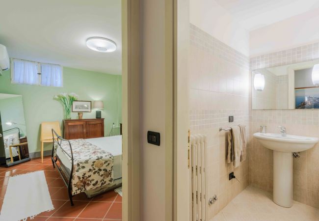 Villa em Lucca - Villa Debby, 2 bedrooms Farmhouse with Pool on the Hills of Lucca Villa em Lucca - Villa Debby, 2 bedrooms Farmhouse with Pool on the Hills of Lucca