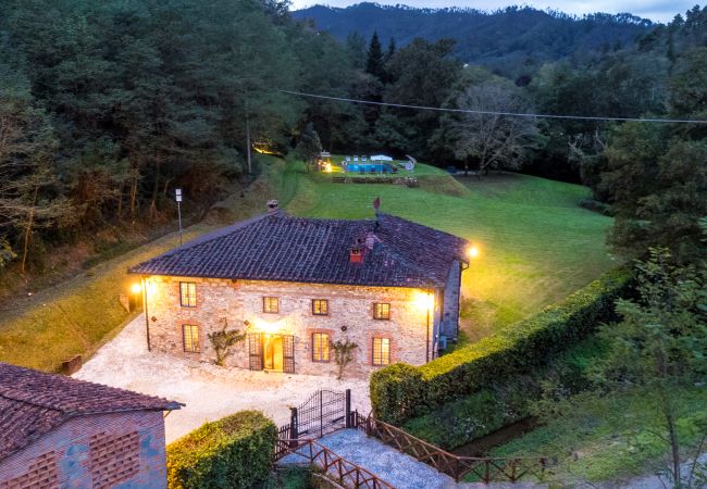 Villa em San Macario In Piano - The Tuscan Mill Farmhouse: Where Timeless Charm Meets Modern Tranquility