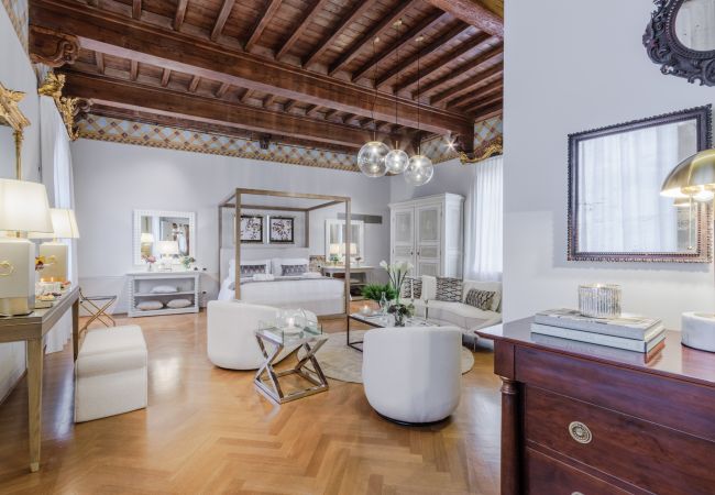 Apartamento em Lucca - The Lucca Heritage Retreat, a Spacious Home with Outdoor inside the Walls of Lucca Apartamento em Lucca - The Lucca Heritage Retreat, a Spacious Home with Outdoor inside the Walls of Lucca