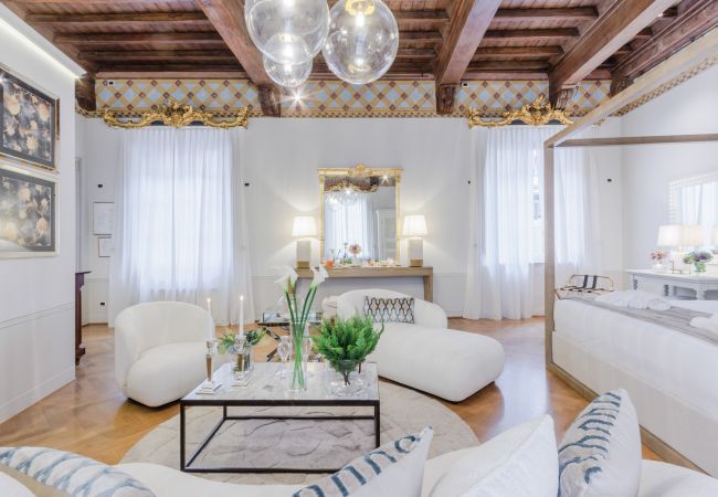 Apartamento em Lucca - The Lucca Heritage Retreat, a Spacious Home with Outdoor inside the Walls of Lucca Apartamento em Lucca - The Lucca Heritage Retreat, a Spacious Home with Outdoor inside the Walls of Lucca