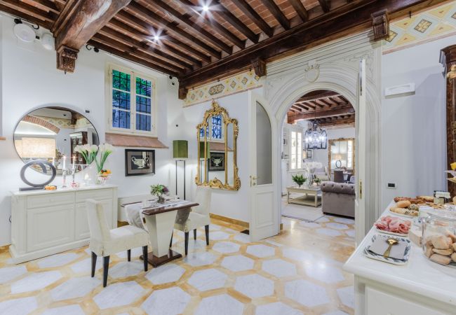 Apartamento em Lucca - The Lucca Heritage Retreat, a Spacious Home with Outdoor inside the Walls of Lucca Apartamento em Lucca - The Lucca Heritage Retreat, a Spacious Home with Outdoor inside the Walls of Lucca