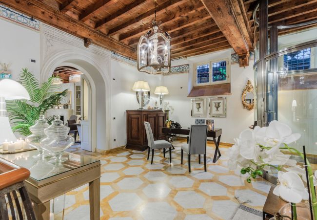 Apartamento em Lucca - The Lucca Heritage Retreat, a Spacious Home with Outdoor inside the Walls of Lucca Apartamento em Lucca - The Lucca Heritage Retreat, a Spacious Home with Outdoor inside the Walls of Lucca