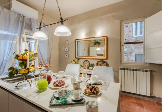 Apartamento em Lucca - Casa Celeste 3 Bedrooms Apartment with Terrace Inside Lucca Apartamento em Lucca - Casa Celeste 3 Bedrooms Apartment with Terrace Inside Lucca