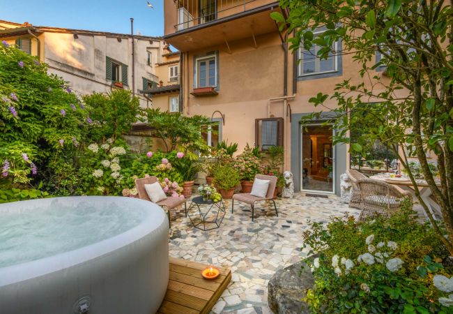 Apartamento em Lucca - Luxury Home, Private Garden and Jacuzzi inside Lucca Apartamento em Lucca - Luxury Home, Private Garden and Jacuzzi inside Lucca